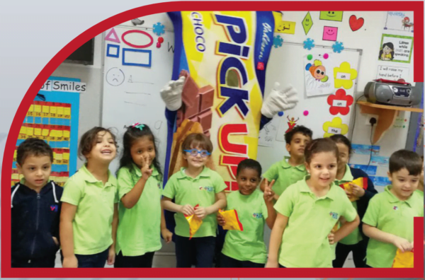 PICK UP! mascot with kids during schools sampling in Saudi Arabia — Jeddah Riyadh Dammam