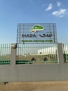 حروف بارزة خارجية على واجهة شركة بجدة