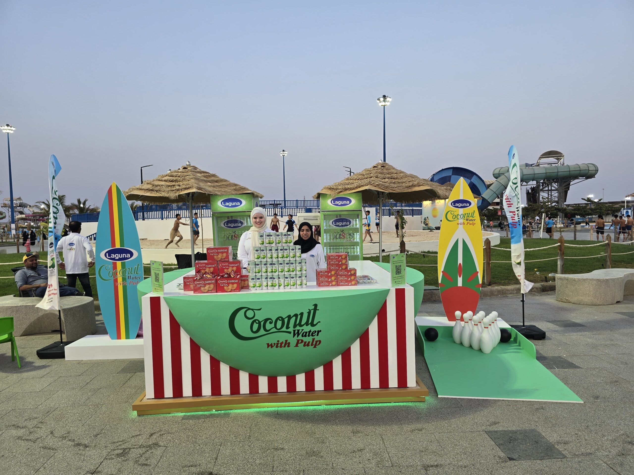 فعالية تذوّق لمنتج Laguna Coconut Water مع كاونتر مضاء وستاندات سيرف في سيان ووتر بارك