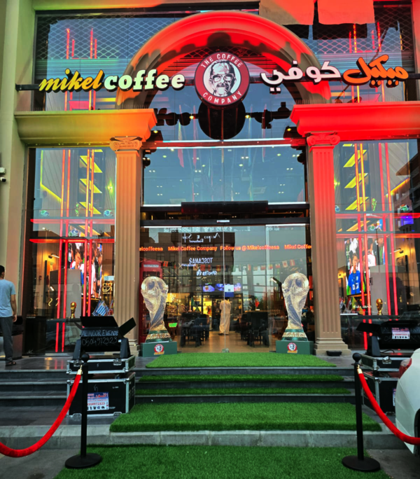 تجهيز واجهة Mikel Coffee لأجواء كرة القدم بممشى أخضر ومجسمات كأس وستاندات تنظيم من تنفيذ Future Plan في جدة