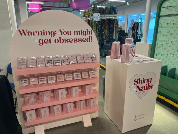 Shiny Nails Pop-Up Display Stand Final Execution ستاند عرض Shiny Nails النهائي — pop-up display stand with branded counter and product shelves by Future Plan